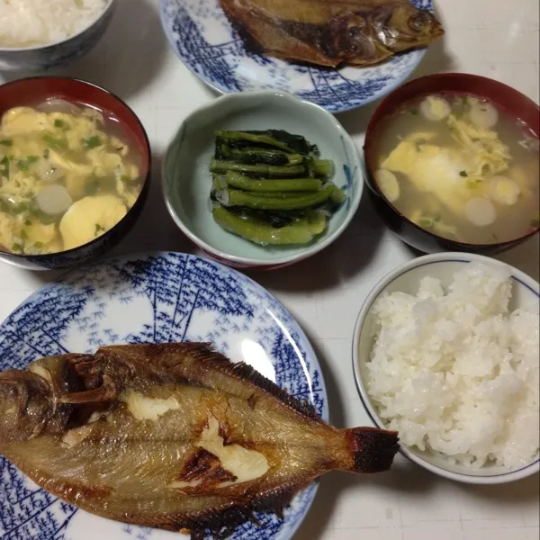 ちょっと遅めのお昼ご飯は、カレイの一夜干し定食？
半凍りの野沢菜が冷たくて美味しいよぉ〜
(=^ェ^=)|うぉずさん