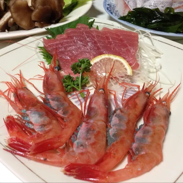 Snapdishの料理写真:今日の魚は近海物の生マグロと子持ちの甘エビなり！
って…
盛り付けてから、赤・赤って気が付いた…
魚屋さんの勧めてた鯛にしとけば…
(=^ェ^=)|うぉずさん