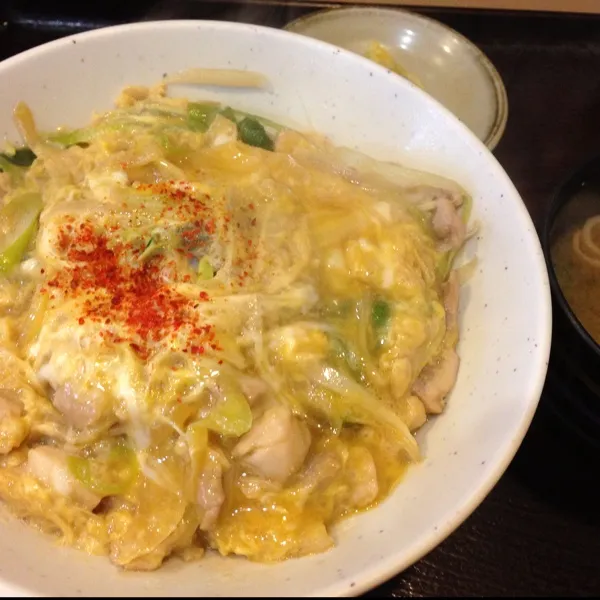 今日はちょっとお出かしてたので、いつもの蕎麦屋さんで親子丼なり！
しかし…
ココでお蕎麦って２〜３回しか食べてないやうな…
手打ちで美味しいんだけどなぁ〜
(=^ェ^=)|うぉずさん