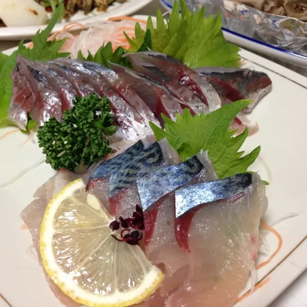 今日の魚は、鯖と丸アジのお造りなり！
ん〜
どっちもトロッとしてて甘ぁ〜いっ！
さすが、お魚屋さんイチオシっ！
(=^ェ^=)|うぉずさん