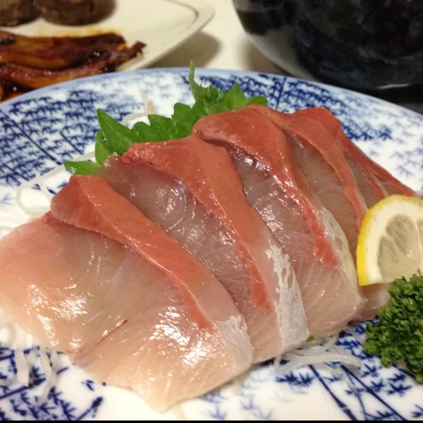 今日の魚はブリトロなり！
週末にやっとこ鰤を食べ切ったのに、また鰤ですよぉ〜
美味しいから良いのだっ！
(=^ェ^=)|うぉずさん