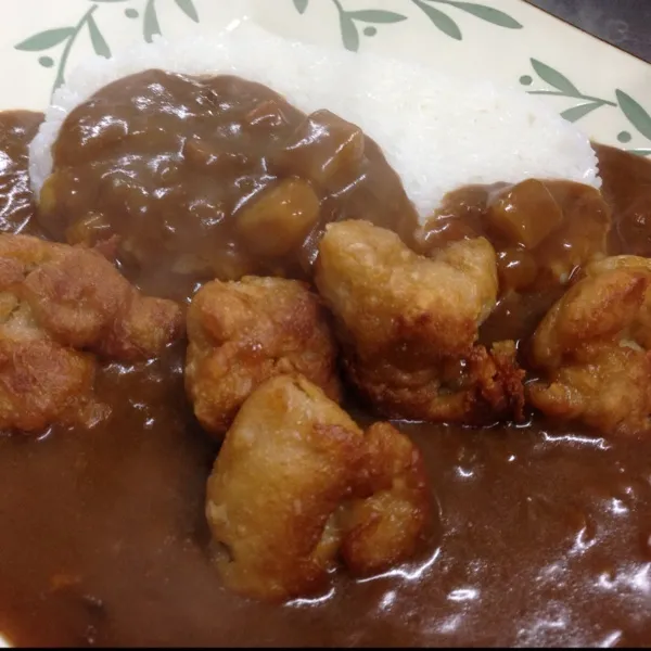 お昼は、唐揚げカレーなり！
ん〜作ってから気付いたよ！
昨日も唐揚げだったんだぁ〜
カレーが食べたくて具材を探してたら冷凍の唐揚げがあったので使っちゃったんだよぉ〜
(~_~;)|うぉずさん