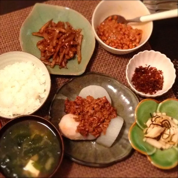 また茶色の食卓に( ；´Д｀)
ふろふき大根と里芋の肉味噌、金平ゴボウ、納豆、大根皮の塩昆布漬、錦松梅、豆腐とワカメの味噌汁、ご飯
青葱買わなきゃ〜|imi243さん