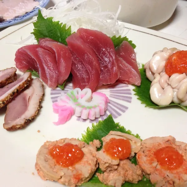 お酒のアテは、マグロのお造り、合鴨のパストラミ、あん肝（ちょっと崩れ気味）、蒲鉾の飾り切り、白子ポン酢なり！
白子ポン酢は小鉢に移して…
あん肝は蒸す時に締めが足らなかったみたい…
(=^ェ^=)|うぉずさん