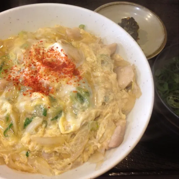 お昼は、また外出してたので、いつものお蕎麦屋さんで親子丼なり！
(=^ェ^=)|うぉずさん