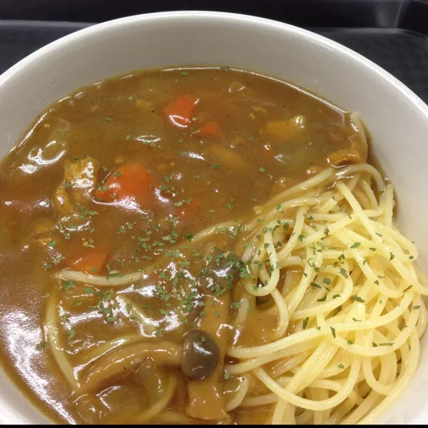 お昼は、カレーうどん風パスタなり！
って、レトルトのカレーうどんの出汁を茹でたパスタにぶっかけただけなんだけどねぇ〜
(=^ェ^=)|うぉずさん