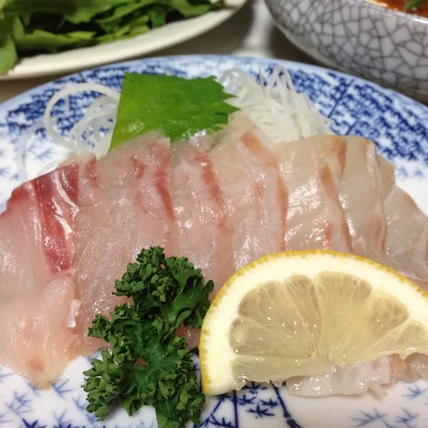 今日の魚は、鯛のお造りなり！
いつも通りの１４９円でしたぁ〜
美味しいねぇ〜
(=^ェ^=)|うぉずさん