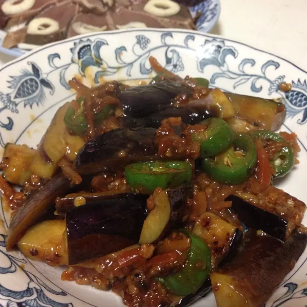 ナスの肉味噌炒めなり！
甜麺醤とオイスターソースでちょっと甘口にしましたぁ〜
(=^ェ^=)|うぉずさん