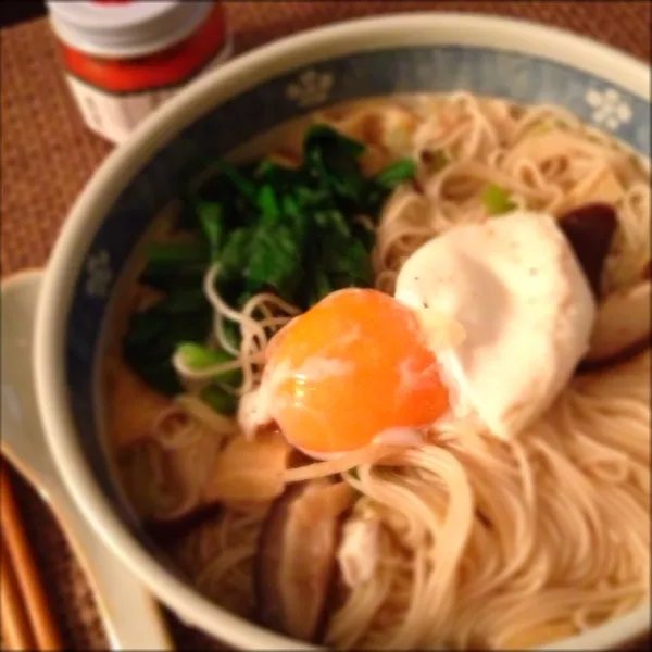 Snapdishの料理写真:声が出なくなって2日目。今日は早く寝る。
あったかい素麺(ネギ、油揚げ、玉子、椎茸、生姜、ほうれん草)|imi243さん