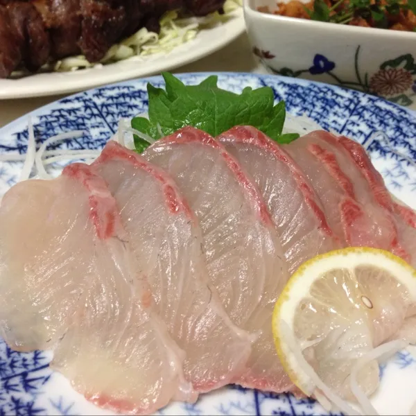 今日の魚は、カンパチのお造りなり！
もう脂乗っててメチャ旨っ！
(=^ェ^=)|うぉずさん