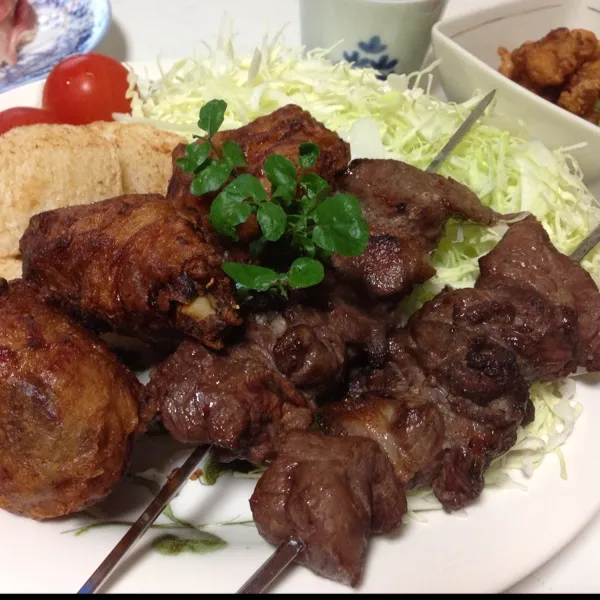 メインは鶏ブツの唐揚げ、牛肉のブロセット、長芋の素揚げなり！
付け合わせは例の春キャベツの千切り…
牛肉は国産牛でサシが入ってたのでいつもより少なめの２５０g…
(=^ェ^=)|うぉずさん