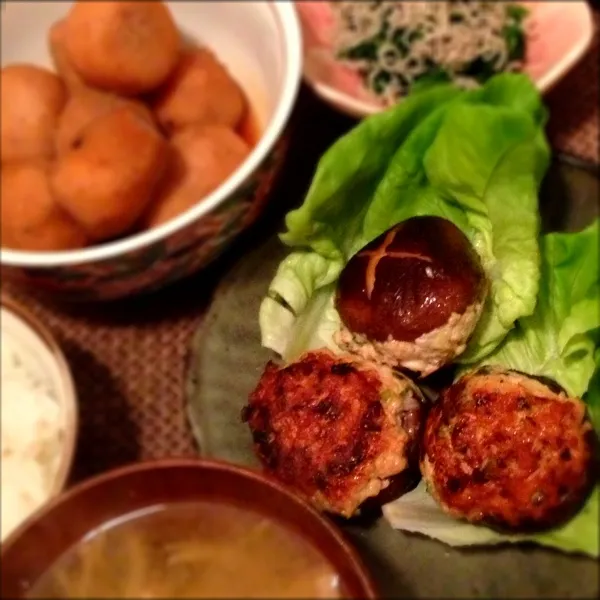 椎茸の鶏挽肉詰め、里芋煮っ転がし、ほうれん草とジャコのお浸し、えのきとネギの味噌汁、ご飯|imi243さん