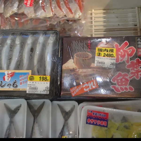 いつもの魚屋さんでシシャモ…
ノルウェー産のシシャモもどきと北海道産の本物のシシャモ（２０尾）…
値段が十倍以上違うよ！
とっても買えないねぇ〜
σ(^_^;)|うぉずさん