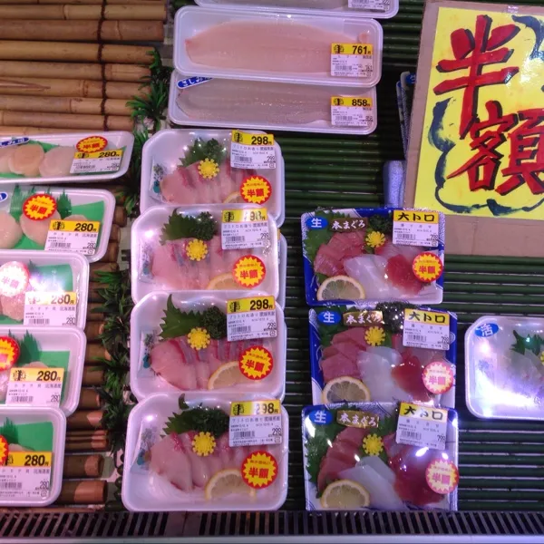 Snapdishの料理写真:いつもの魚屋さんで…
特売のお造りなり！
コレは昨日のヤツだけど、ホタテが１４０円で、メインのスズキが１５０円だったのよ！
大貧民には嬉しいお店ですよ！
(=^ェ^=)|うぉずさん