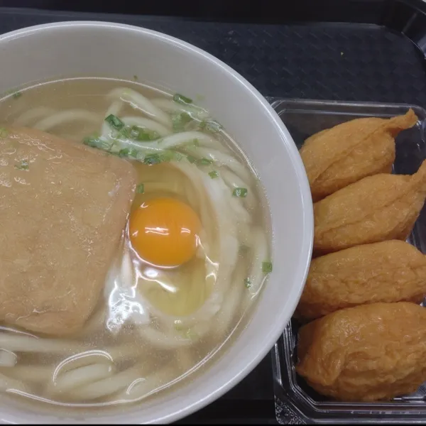 お昼は、うどん定食？
パック入りのキツネうどんと稲荷すしが特売だったので…
両方で１９８円でしたぁ〜
(=^ェ^=)|うぉずさん