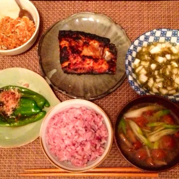 Snapdishの料理写真:鯖の塩麹焼き、山芋めかぶ酢、ピーマン焼き浸し、じゃこ入納豆、なめことネギ味噌汁、黒米|imi243さん