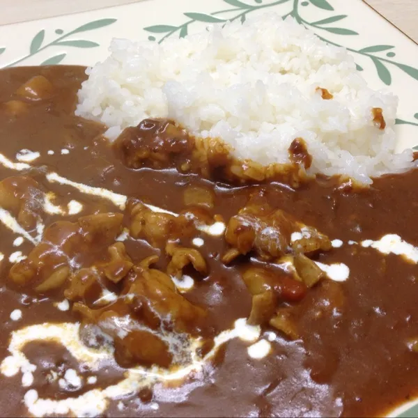 お昼は、ホルモンカレーなり！
カレーはレトルトのだけど、カレー粉やトマトソースなんかを加えて大辛にアレンジっ！
かなり辛いけど、トマトの酸味で食べ易いよ！
(=^ェ^=)|うぉずさん