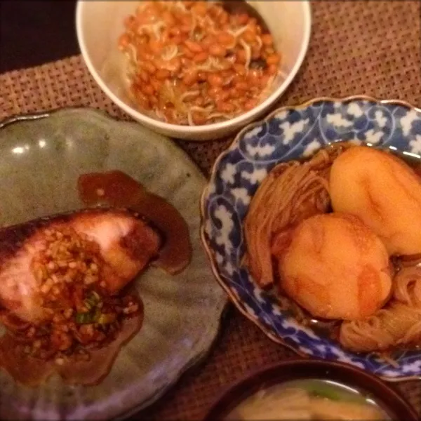 鰤のヤンニョム焼き、じゃがいもとシラタキの煮物、ジャコ入り納豆、油揚げとエノキの味噌汁|imi243さん