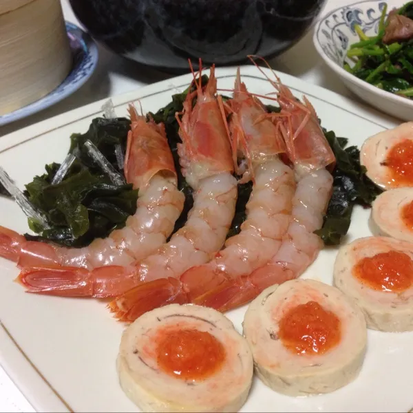 本日の魚は、赤エビのお造りとあん肝なり！
感じとしては、甘エビをデカくしたみたいな感じかな？
食べ応えがあって、ミソも甘くて美味しいよぉ〜
(=^ェ^=)|うぉずさん