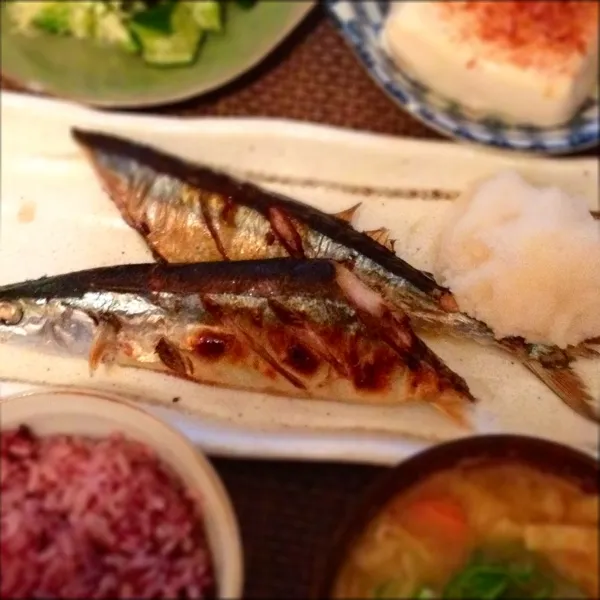 秋刀魚塩焼き、湯豆腐、きゅうりと生姜の塩麹漬け、具だくさん味噌汁、黒米|imi243さん