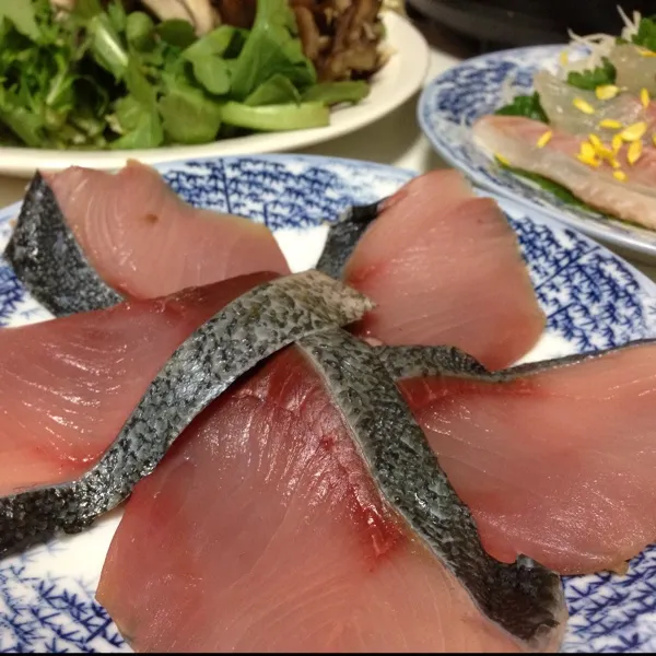 メインは鰤シャブなり！
んとは、照り焼きとか煮付け用のヤツなのでシャブシャブには分厚いんだけどねぇ〜
独り鍋だから気にしない…
(=^ェ^=)|うぉずさん