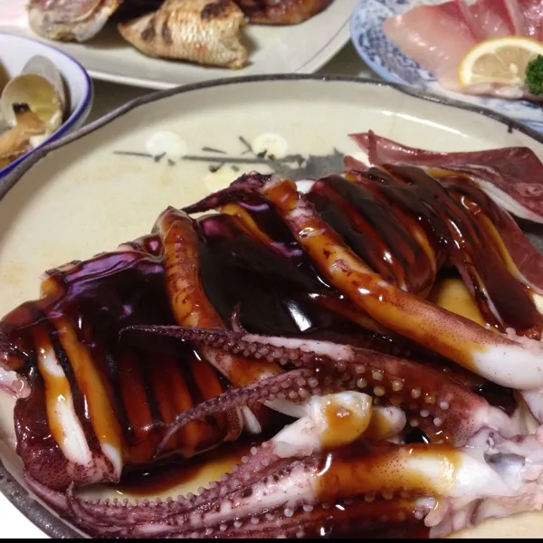 お酒のアテその二、イカの姿焼きなり！
甘辛いタレにトロミを付けてかけましたぁ〜
照り焼きよりも、このほうが味がしつかりしてて好きなんだ！
(=^ェ^=)|うぉずさん