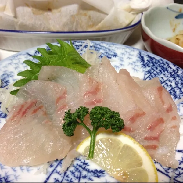 今日の魚は鯛のお造りなり！
ん〜
最近、晩ご飯が遅くなってるなぁ〜
帰る時間は変わらないのに、なにやってるんだろう…
(=^ェ^=)|うぉずさん