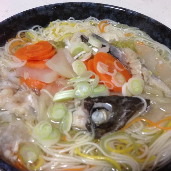 昨日の鱈のアラ汁で、にゅうめんなり！
なんとなく１．５把茹でたらメッチャ多くなったぁ〜
まぁ〜美味しいから良いっか！
(=^ェ^=)|うぉずさん