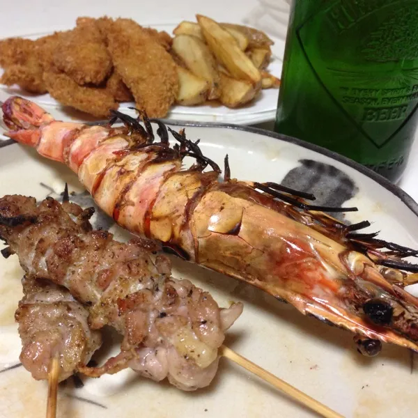 大海老の塩焼きとせせりの塩焼きなり！
直火で炙った海老の殻は、すっごく香ばしくで美味しから、殻ごとバリバリいきますっ！
ん〜今日はハートランドビールが何本有っても足りないよぉ〜
(=^ェ^=)|うぉずさん