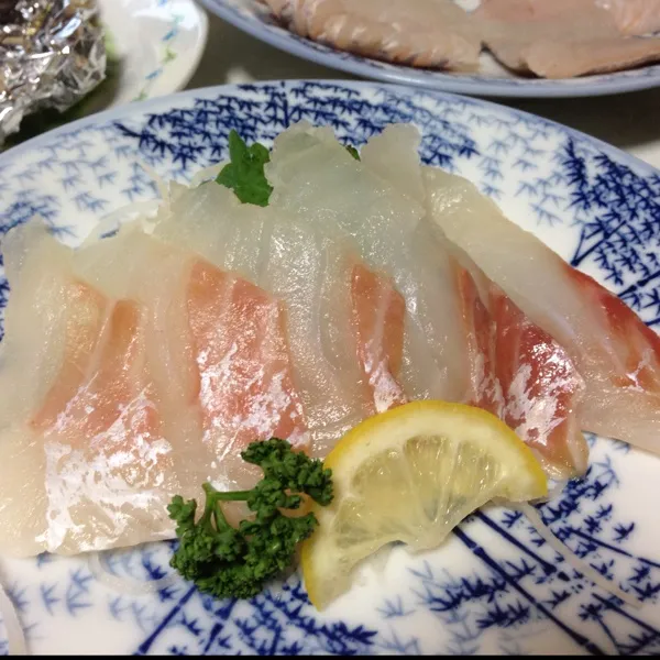 今日の魚は鯛のお造りなり！
ん〜
キクマサロックがしみるぅ〜
(=^ェ^=)|うぉずさん