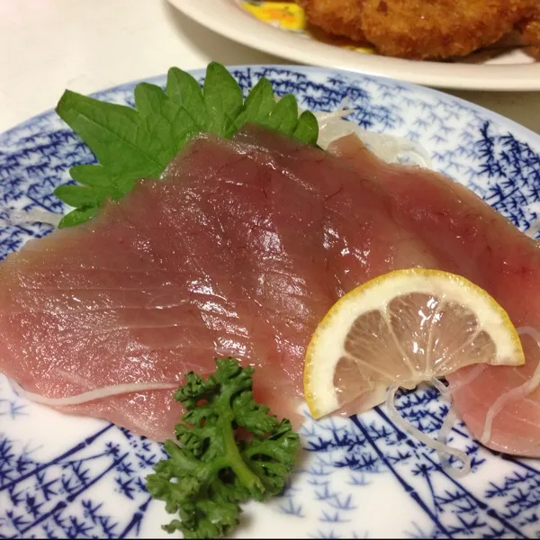 今日の魚は、長崎産の本マグロのお造りなり！
中トロと赤身の間くらいかなぁ〜
赤身の味もあるし、脂もほどほどにのってて美味しいよぉ〜
(=^ェ^=)|うぉずさん