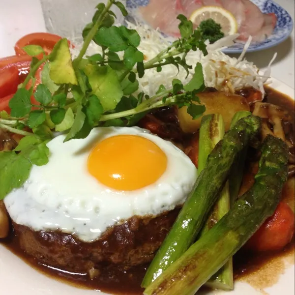 今日もいきなりメインの煮込みハンバーグなり！
コレはご飯が欲しいので…

牛肉１００％３００gのしっかり系のハンバーグをハヤシソースで煮込みましたぁ〜
メチャ旨っ！
(=^ェ^=)|うぉずさん