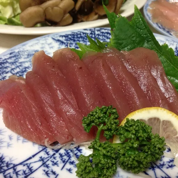 今日の魚は長崎産の本マグロなり！
もちろんノンフローズンで１９９円なり！
赤身の味がしっかりしてて、メッチャ美味しいよぉ〜
(=^ェ^=)|うぉずさん