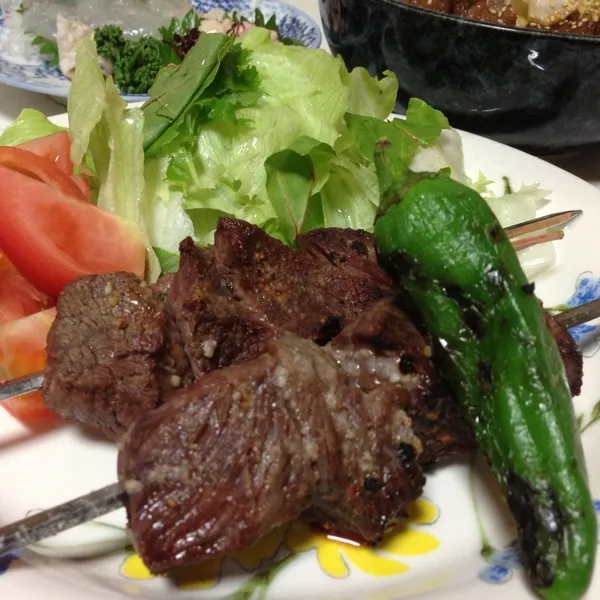 メインは牛肉のブロセットなり！
直火で炙ると表面がカリッとして美味しいのよぉ〜
ワサビ醤油で頂きまする…
(=^ェ^=)|うぉずさん