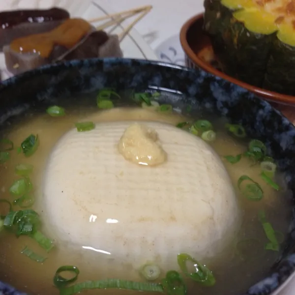 Snapdishの料理写真:まだ喉が痛いので、湯豆腐は生姜餡で…
お豆腐はもちろん手作り豆腐屋さんのおぼろ豆腐デスよぉ〜
ちょっと辛いくらいたっぷり入れたよぉ〜
(=^ェ^=)|うぉずさん