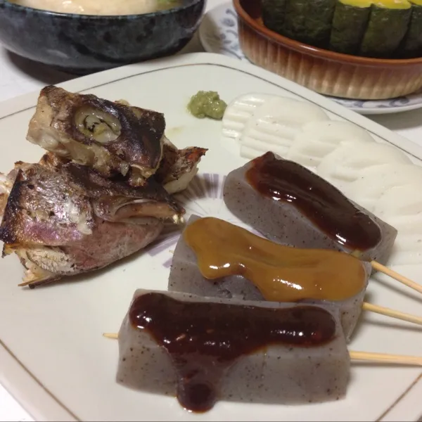 お酒のアテ三種、板わさ、コンニャク田楽、鯛のアラの塩焼きなり！
ん〜友のトコロで遅くなったけど、ぼちぼち始めまする…
(=^ェ^=)|うぉずさん