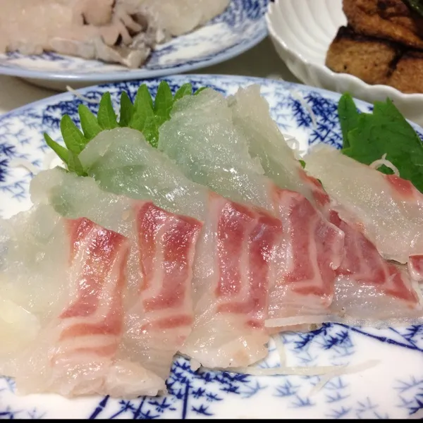 んで、今日の魚は、真鯛のお造りなり！
養殖のと二種類有ったけど、たうぜんお高い方だよ！
って言っても１９８円なんだけどねぇ〜
コリコリで美味しい…
(=^ェ^=)|うぉずさん