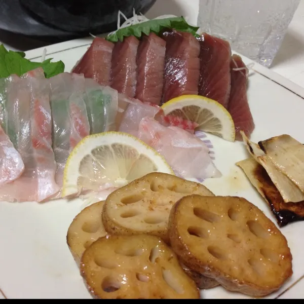 今日の魚は石鯛と戻りカツオの二色盛りなり！
付け合わせは蓮根と大根の皮をごま油でじっくり炒めて、甘酸っぱい胡麻ダレを絡めたの…
美味しいよぉ〜
(=^ェ^=)|うぉずさん