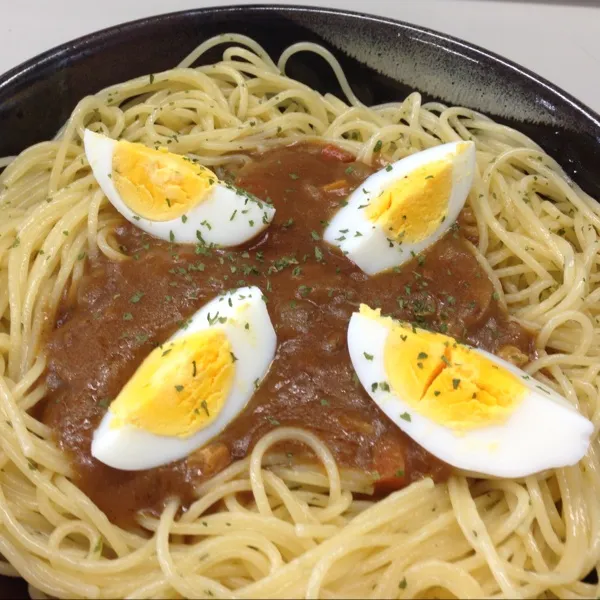 Snapdishの料理写真:お昼はカレーパスタなり！
カレーはレトルトのチキンカレーですよ！
なんか急にゆで卵が食べたくなったので、ゆで卵に合いそうなのって考えたらカレーになっちたダヨ！
(=^ェ^=)|うぉずさん