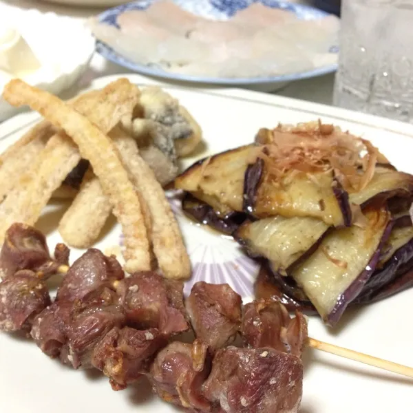 お酒のアテは砂肝の串焼き、鱧の骨せんべい揚げたの、焼きなすなり！
焼きなすはごま油で焼いてポン酢で…
ん〜今日も呑んだくれDAYっ！
ヾ(＠⌒ー⌒＠)ノ|うぉずさん