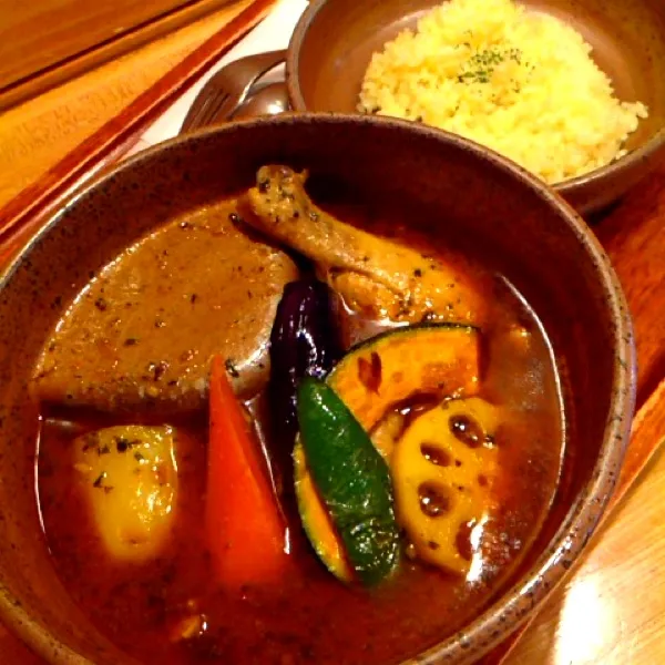 札幌遠征！！まずはスープカレー\(//∇//)\
アーユルヴェーダー薬膳のチキンレッグ！
辛さは無料でできる限界の2.5番で！
夜に備えてライスは半分w
ウマ辛〜(｡>∀<｡)|ぃちさん