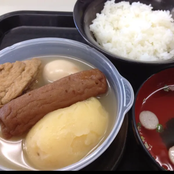 Snapdishの料理写真:お昼はオデン定食なり！
なんとかオデンを消費しようとタッパに入れて持って来たよ！
(=^ェ^=)|うぉずさん