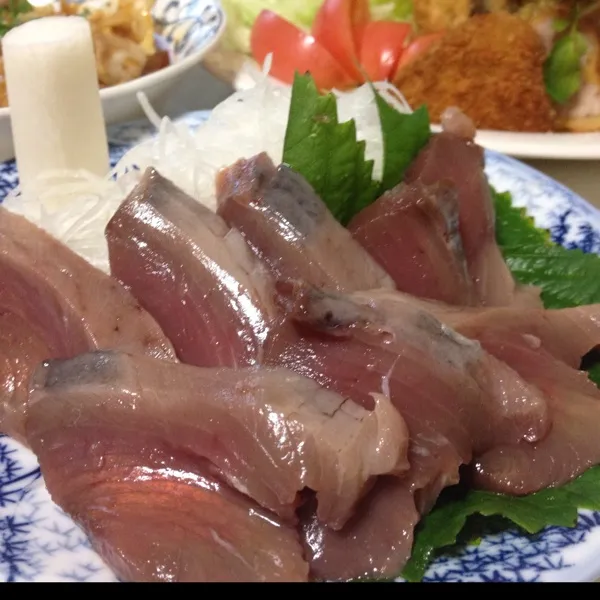 今日の魚は戻りカツオのお造りなり！
１／４の腹身側を買って、その半分をお造りに…
ん〜トロトロで美味しいよぉ〜
(=^ェ^=)|うぉずさん