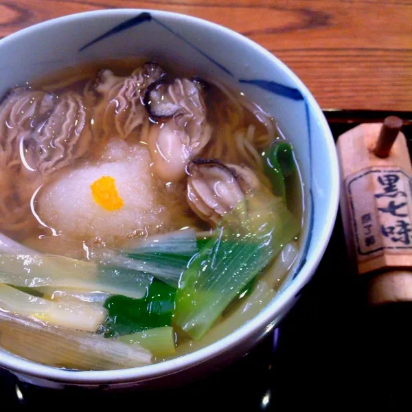 冬季限定かきそば！！
ミシュラン一つ星⭐のお蕎麦屋さんでちょっと贅沢ランチ♪( ´▽｀)
はぁ〜あったまるわ〜\(//∇//)\|ぃちさん