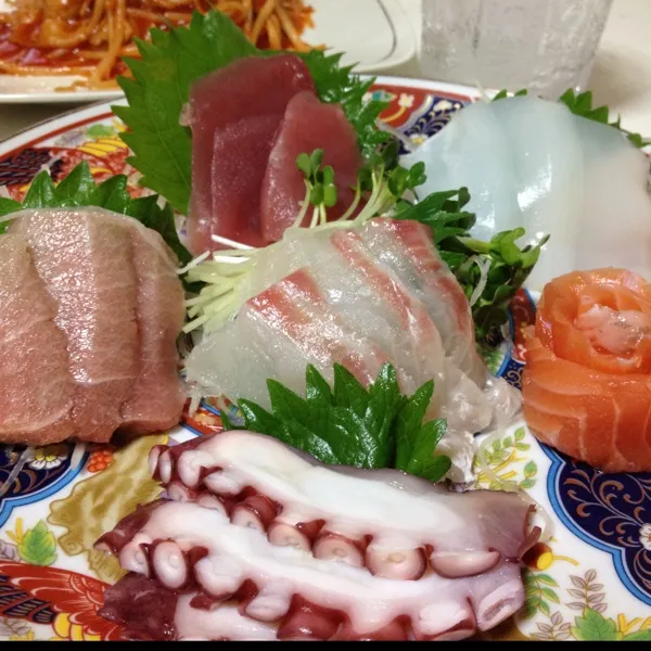 お造りの盛合せ４９０円なり！
本マグロの中トロが入ってるんだけど…
メッチャ脂がきついよぉ〜
お醤油が脂だらけ…
ホントは脂がのってて…って喜ぶべきなんだろうけど…
あっ！美味しいのは美味しいよぉ〜|うぉずさん