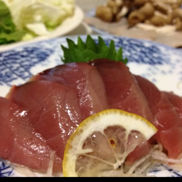 今日の魚は戻りカツオなり！
今日はマヨ醤油で食べてみたら、メッチャ滑らかで口の中で溶けちゃう感じ…
反面、ちょつと頼りない感じも…
まぁ〜美味しいかぁ〜
(=^ェ^=)|うぉずさん