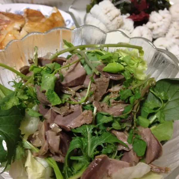 今日のメインかなぁ〜
砂肝のコンフィ・サラダ仕立てなり！
炊飯器で作るレシピを参考に適当に作ってみたけど良い感じ…
メッチャ美味しいよぉ〜
(=^ェ^=)|うぉずさん