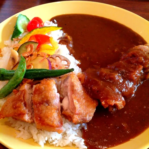 亜フライドチキンカレー
いつもの海南チキンライスもおいしーけど、カレーもボリューミーでおいしー！！
辛さはちょい足りないけどね。。サラダ食べ放題がうれしー(｡>∀<｡)|ぃちさん