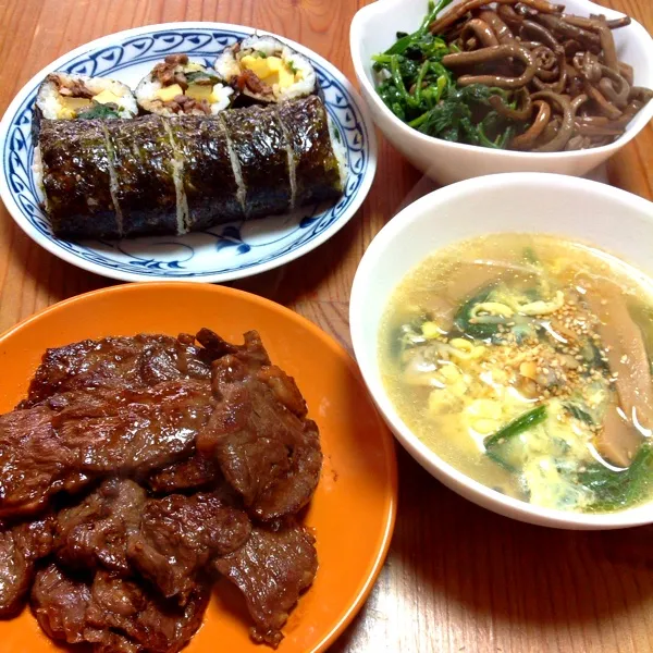 土曜日の昼ごはんは韓国風！
ハラミ焼肉、アサリとメンマの中華スープ、キンパ、ナムル
マシッソヨ！！(｡>∀<｡)|ぃちさん