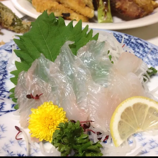 今日の魚はアコウのお造りなり！
流石にこのクラスになると、ちゃんと本物の菊を使ってるねぇ〜
って、いつもよりチョットお高い２４０円なり！
(=^ェ^=)|うぉずさん